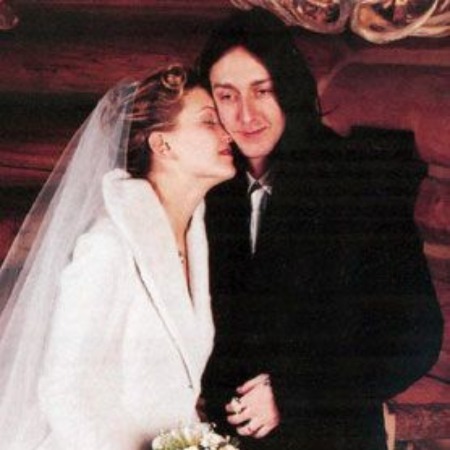 Kate Hudson married Chris Robinson on December 31, 2000. 